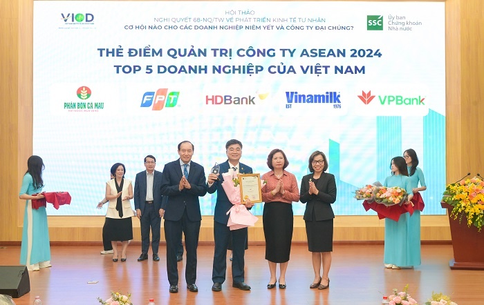 Ông Trần Ngọc Nguyên - Chủ tịch HĐQT PVCFC nhận vinh danh trong Top 5 doanh nghiệp Việt Nam có điểm quản trị cao nhất