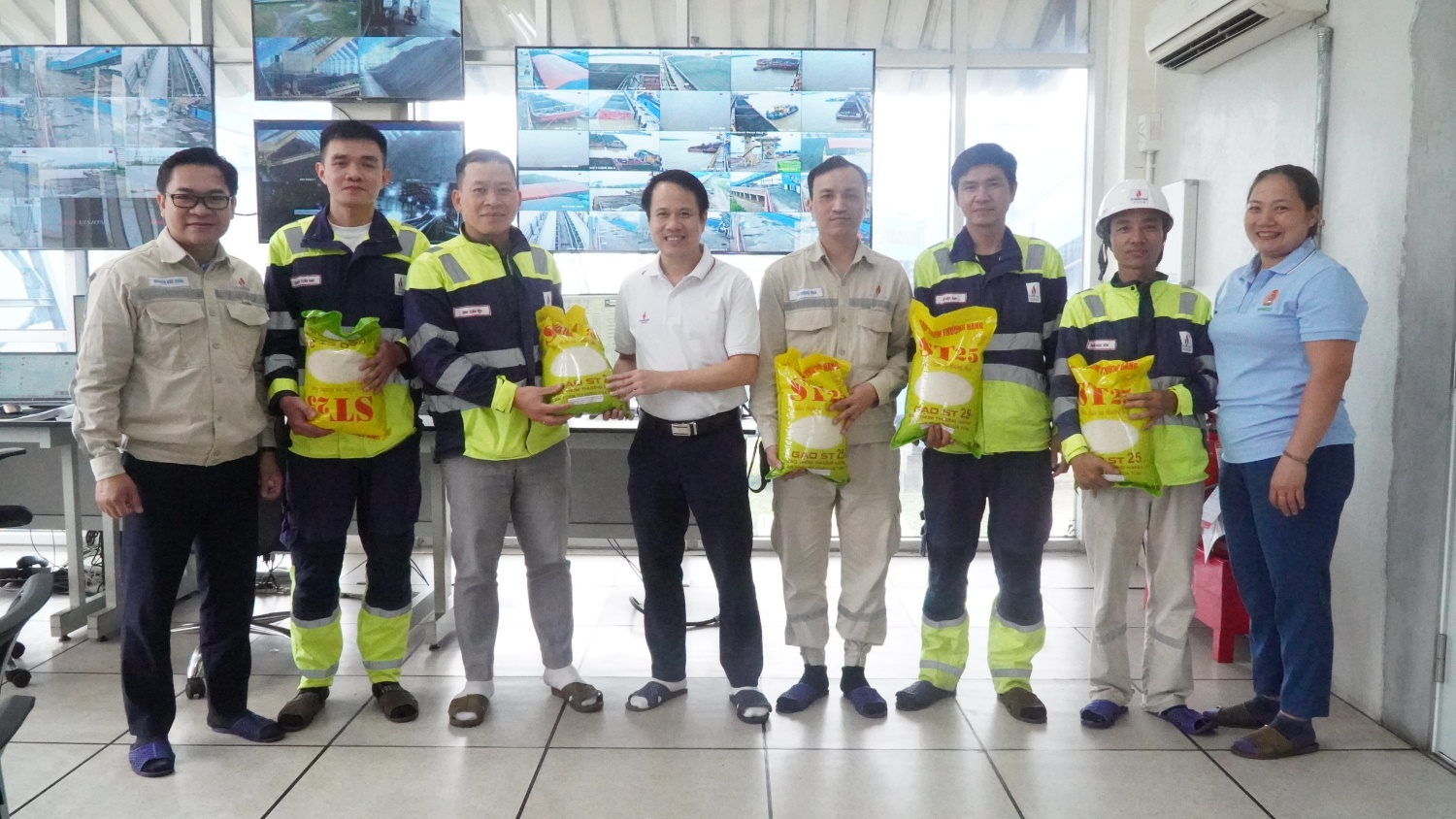 Công đoàn NMNĐ Thái Bình 2 trao tặng gạo ngon cho người lao động.