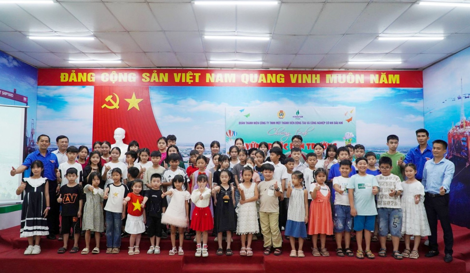 Các em học sinh thích thú với các hoạt động do Đoàn Thanh niên PVSM tổ chức.