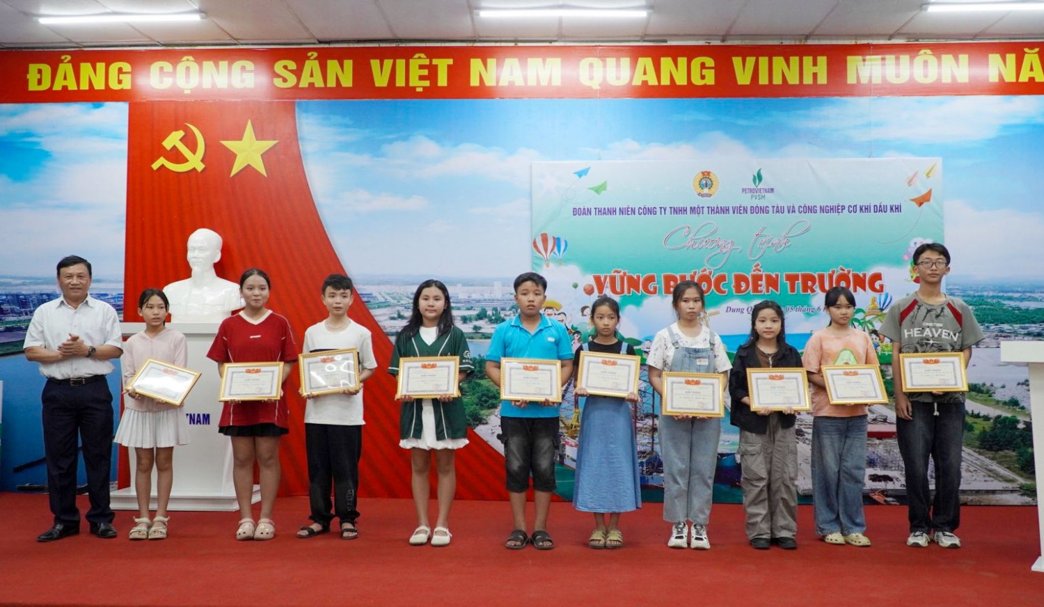 Các em học sinh nhận Giấy khen từ đại diện Hội Cựu chiến binh PVSM.