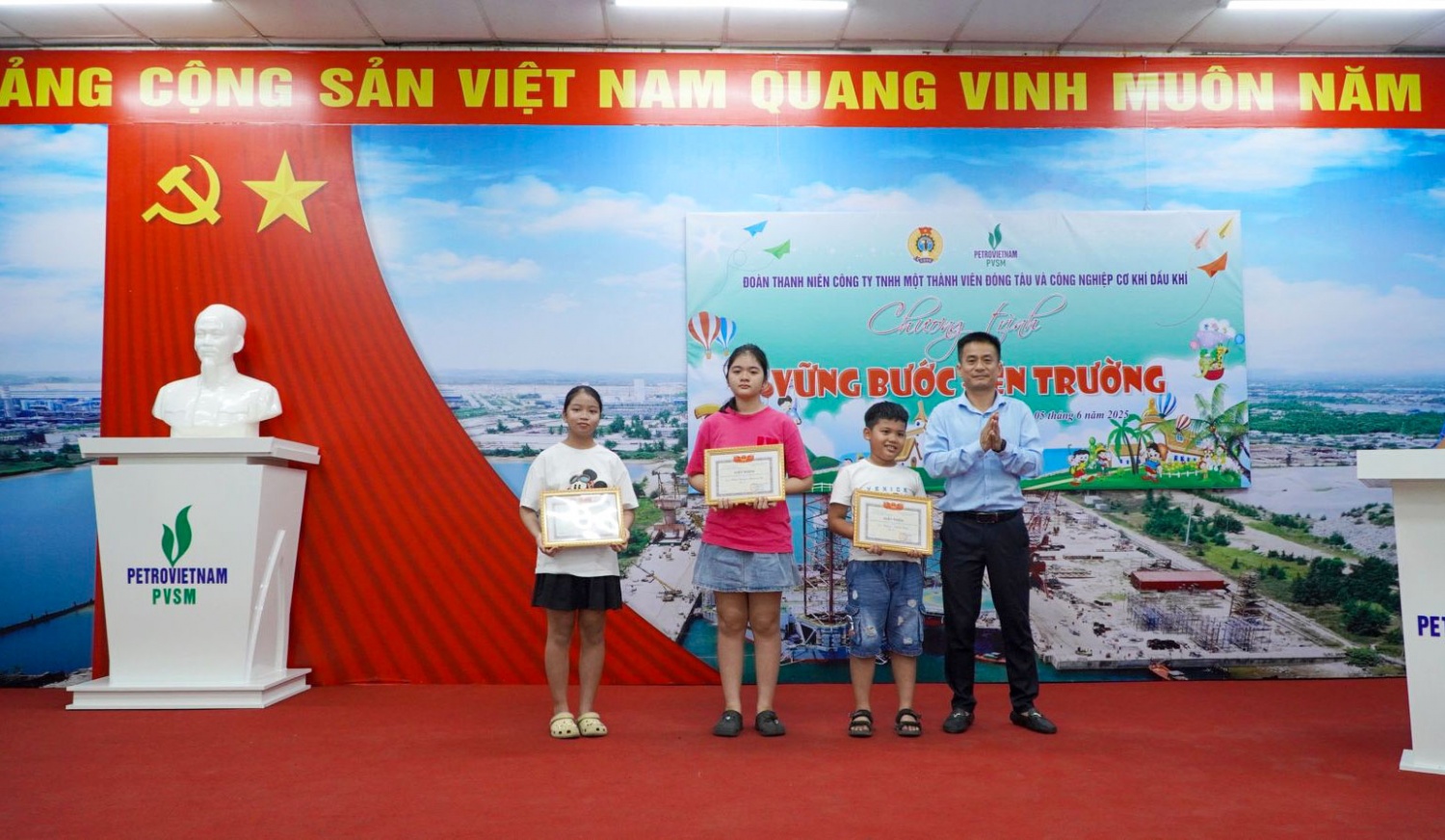 Đồng chí Huỳnh Tấn Bình - Chủ tịch Công đoàn PVSM trao Giấy khen cho các em đạt thành tích cao trong học tập.