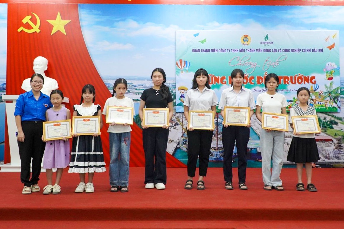 Đại diện Đoàn Thanh niên PVSM trao Giấy khen cho các em học sinh.