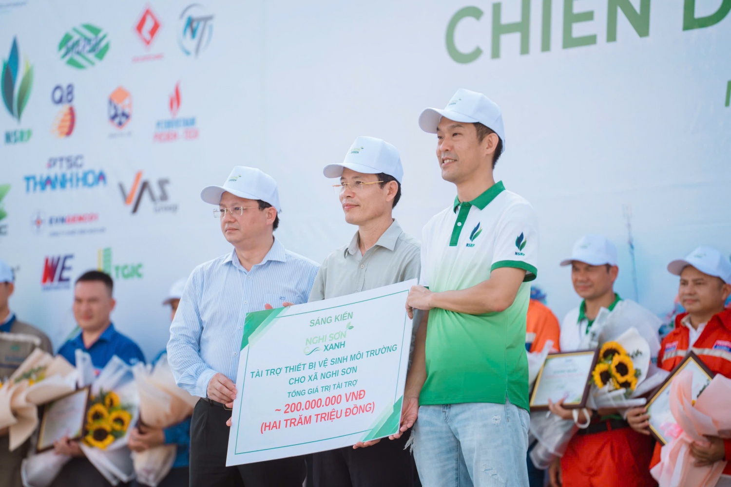 Đại diện Ban tổ chức trao biển tượng trưng tài trợ cho ông Nguyễn Ngọc Thương - Chủ tịch xã Nghi Sơn