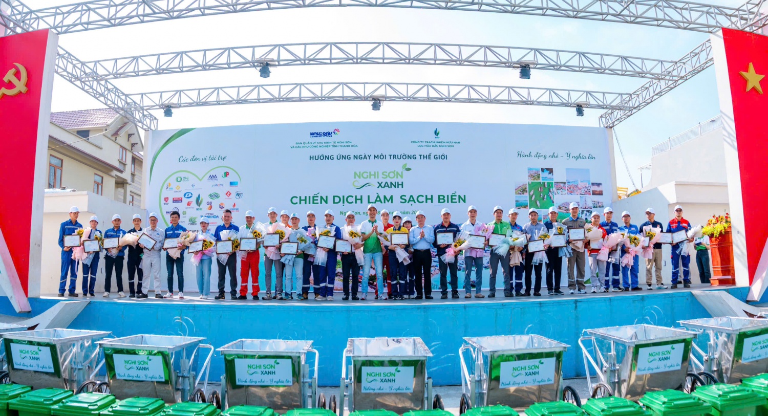 Đại diện Ban tổ chức trao hoa và giấy chứng nhận tham gia chương trình cho các doanh nghiệp và đơn vị