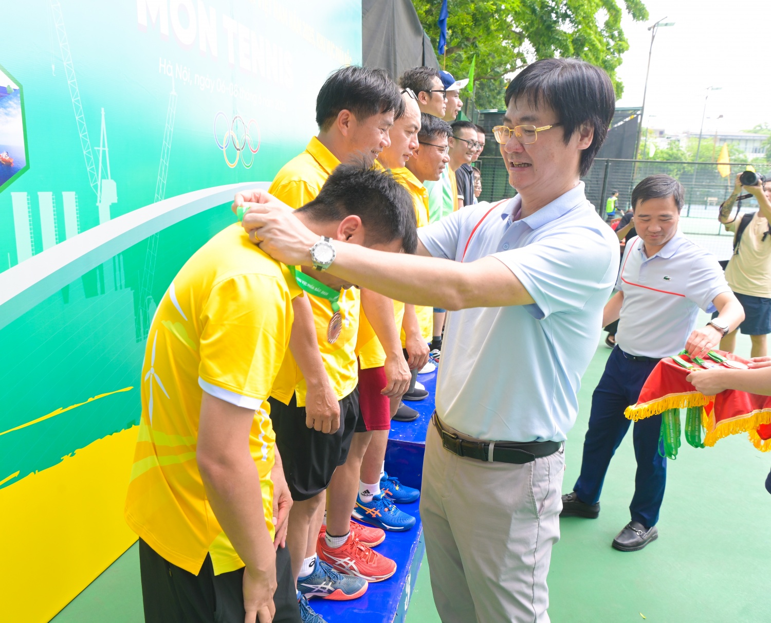 Ông Nguyễn Mạnh Kha - Phó Chủ tịch thường trực CĐ DKVN trao huy chương cho các VĐV.