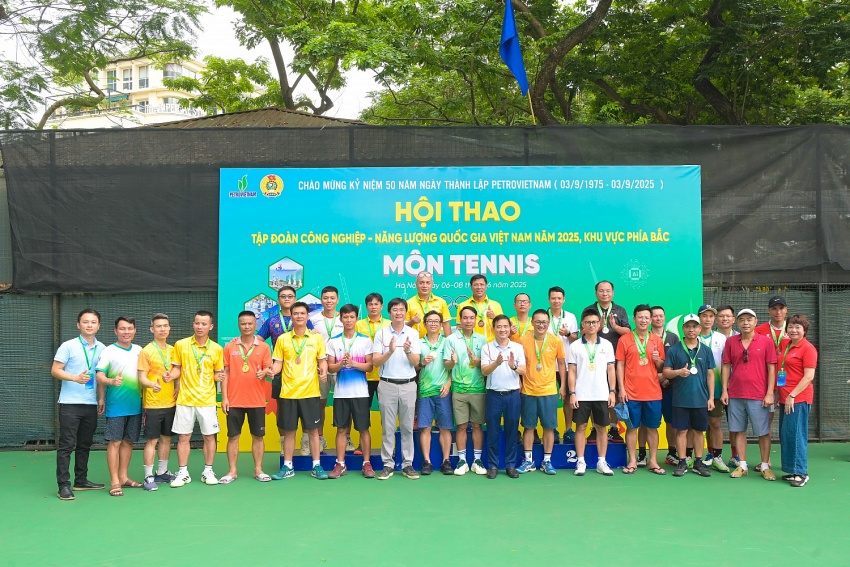 Ban tổ chức trao huy chương cho các vận động viên thi đấu môn tennis