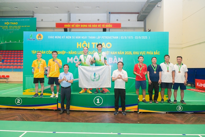 Ban tổ chức trao huy chương cho các vận động viên thi đấu môn bóng bàn