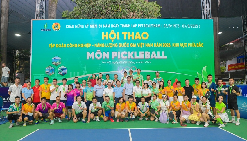 Các đại biểu trao huy chương cho các vận động viên đạt giải bộ môn pickleball