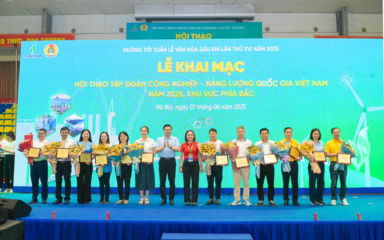 Lãnh đạo Petrovietnam trao biểu trưng khen thưởng cho đại diện các tập thể tiêu biểu xuất sắc trong phong trào xây dựng đời sống văn hóa cơ sở năm 2025.