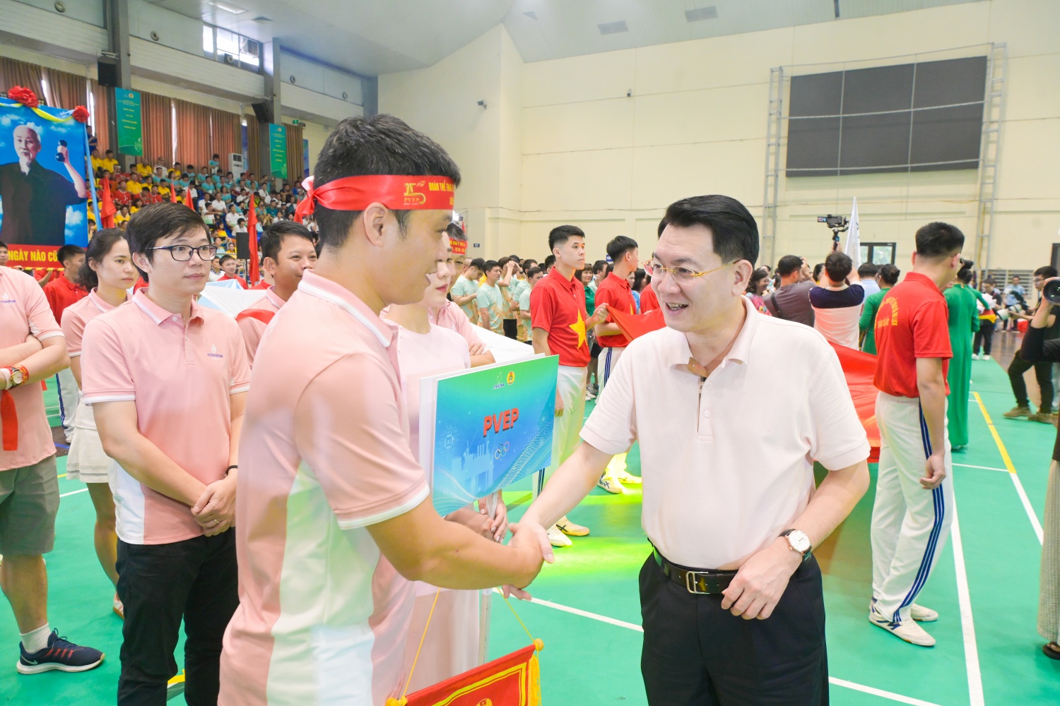 Thành viên HĐTV Petrovietnam Phạm Tuấn Anh tặng cờ lưu niệm cho các đoàn vận động viên tham dự Hội thao
