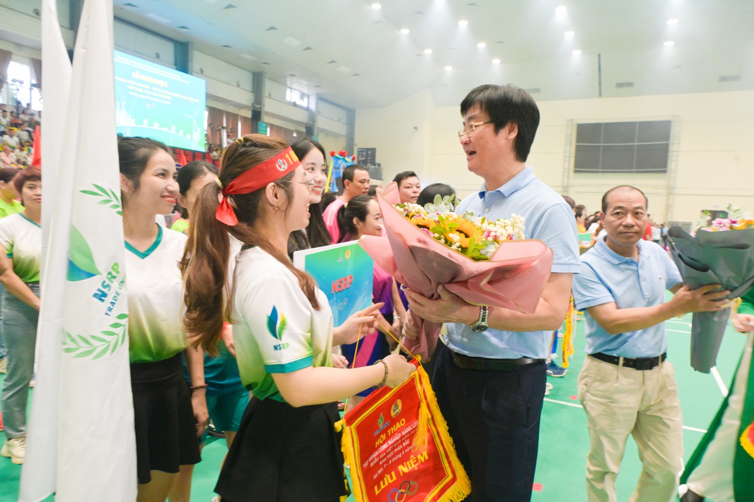 Đồng chí Nguyễn Mạnh Kha, Ủy viên Ban Chấp hành Tổng Liên đoàn Lao động Việt Nam, Phó Chủ tịch thường trực CĐ DKVN tặng cờ lưu niệm và hoa cho các đoàn vận động viên tham dự Hội thao