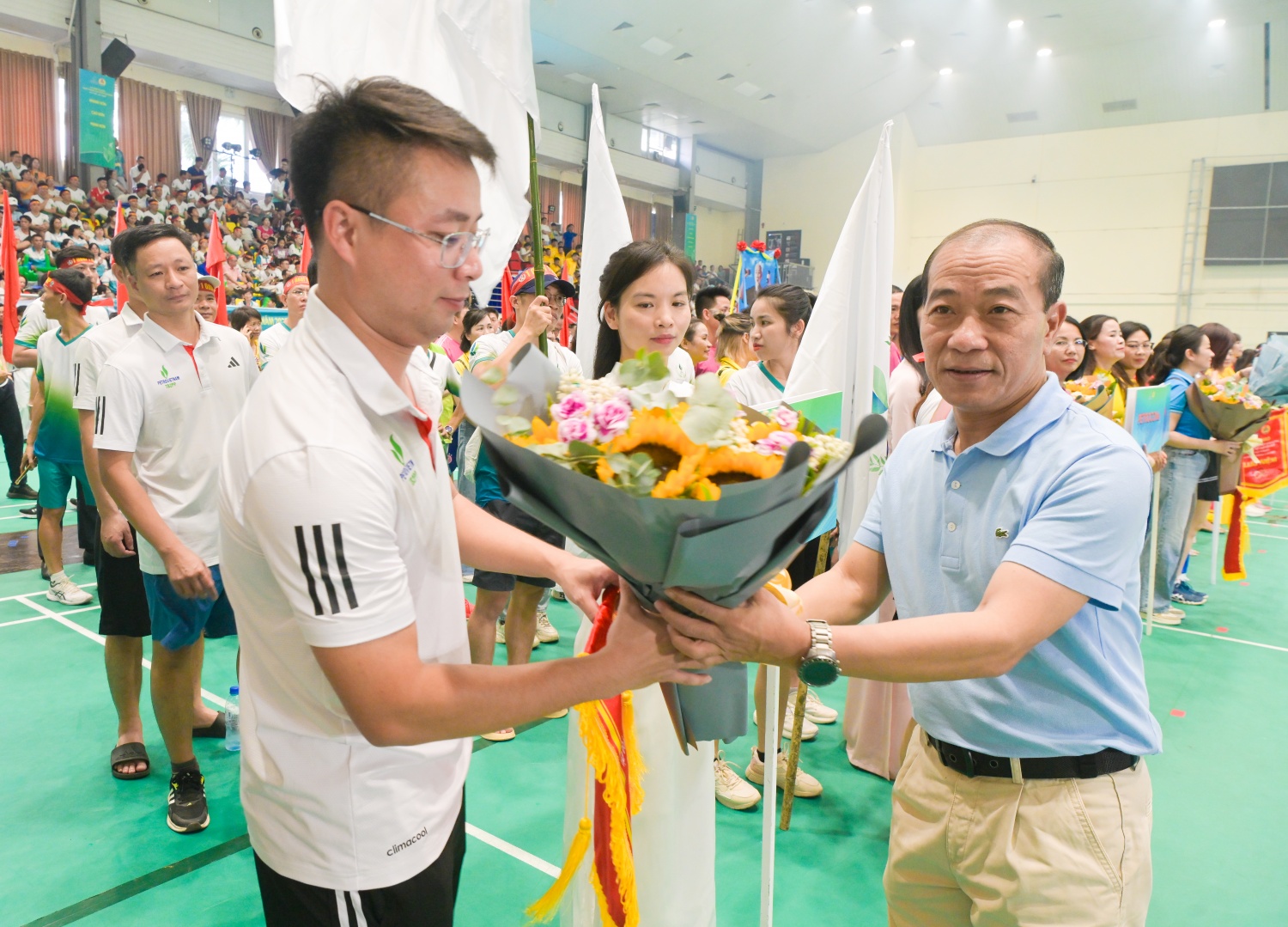 Đồng chí Phạm Quang Dũng, Chánh Văn phòng Đảng ủy, Chủ tịch Hội CCB Tập đoàn tặng cờ lưu niệm và hoa cho các đoàn vận động viên tham dự Hội thao