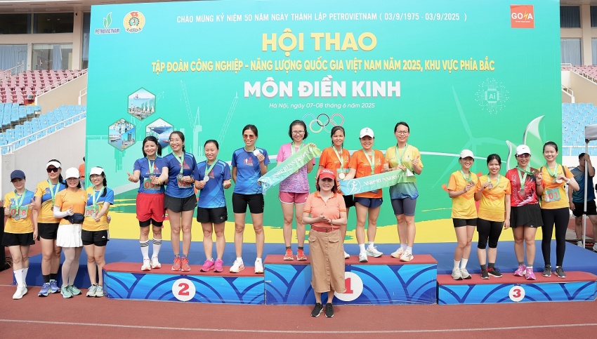 Ban tổ chức trao huy chương cho các vận động viên đạt giải tại môn thi đấu điền kinh