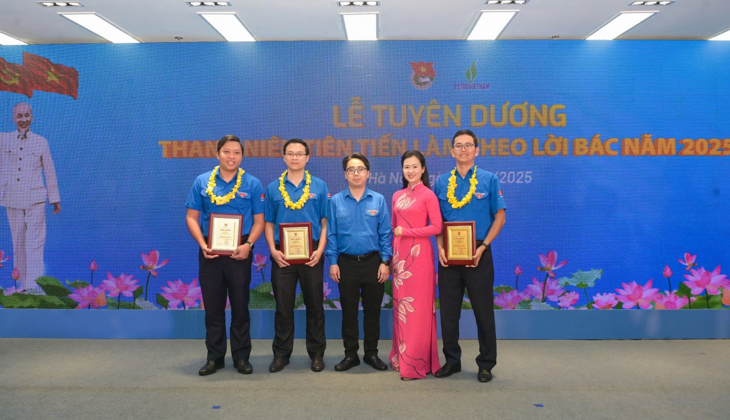 Anh Nguyễn Công Khắc (người ngoài cùng, bên phải) là một trong những đảng viên trẻ được Đoàn Thanh niên Petrovietnam tuyên dương là “Thanh niên tiên tiến làm theo lời Bác” năm 2025.