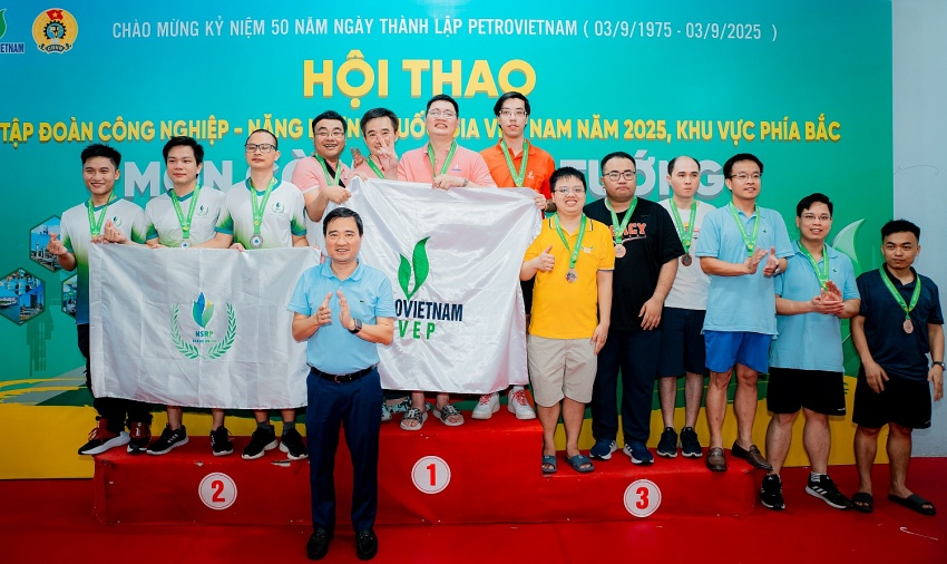 Đại biểu trao huy chương cho các đoàn tham dự bộ môn thi đấu cờ vua và cờ tướng