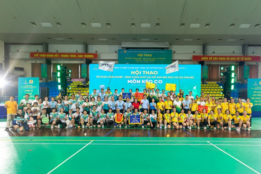 Trao huy chương cho các vận động viên thi đấu môn kéo co