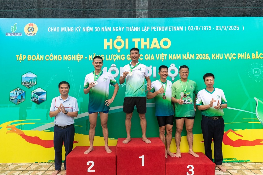 Đại biểu trao huy chương cho các vận động viên thi đấu môn bơi lội