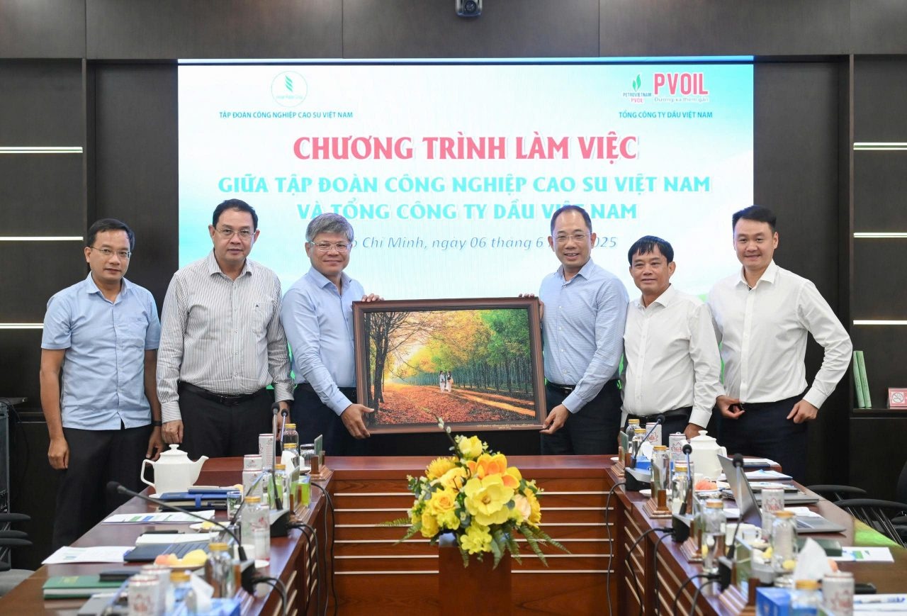 Lãnh đạo VRG tặng quà lưu niệm cho Lãnh đạo PVOIL