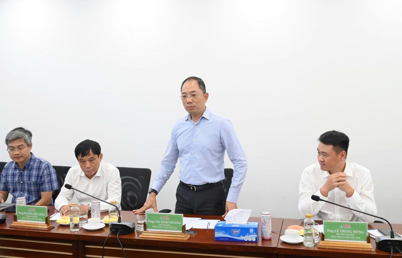 Ông Cao Hoài Dương – Chủ tịch HĐQT PVOIL trao đổi tại buổi làm việc