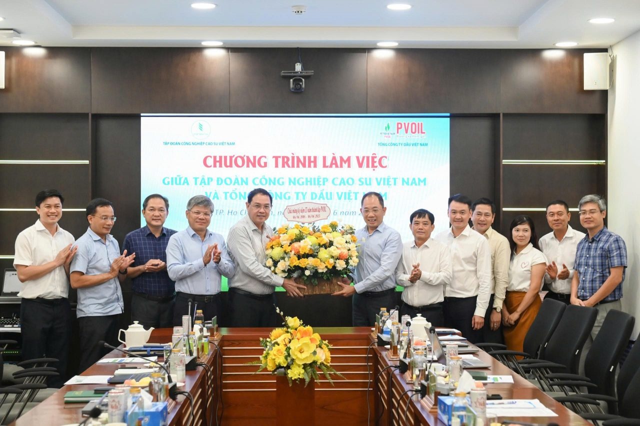 Lãnh đạo VRG tặng hoa chúc mừng kỷ niệm 17 năm thành lập PVOIL (6/6/2008 – 6/6/2025)