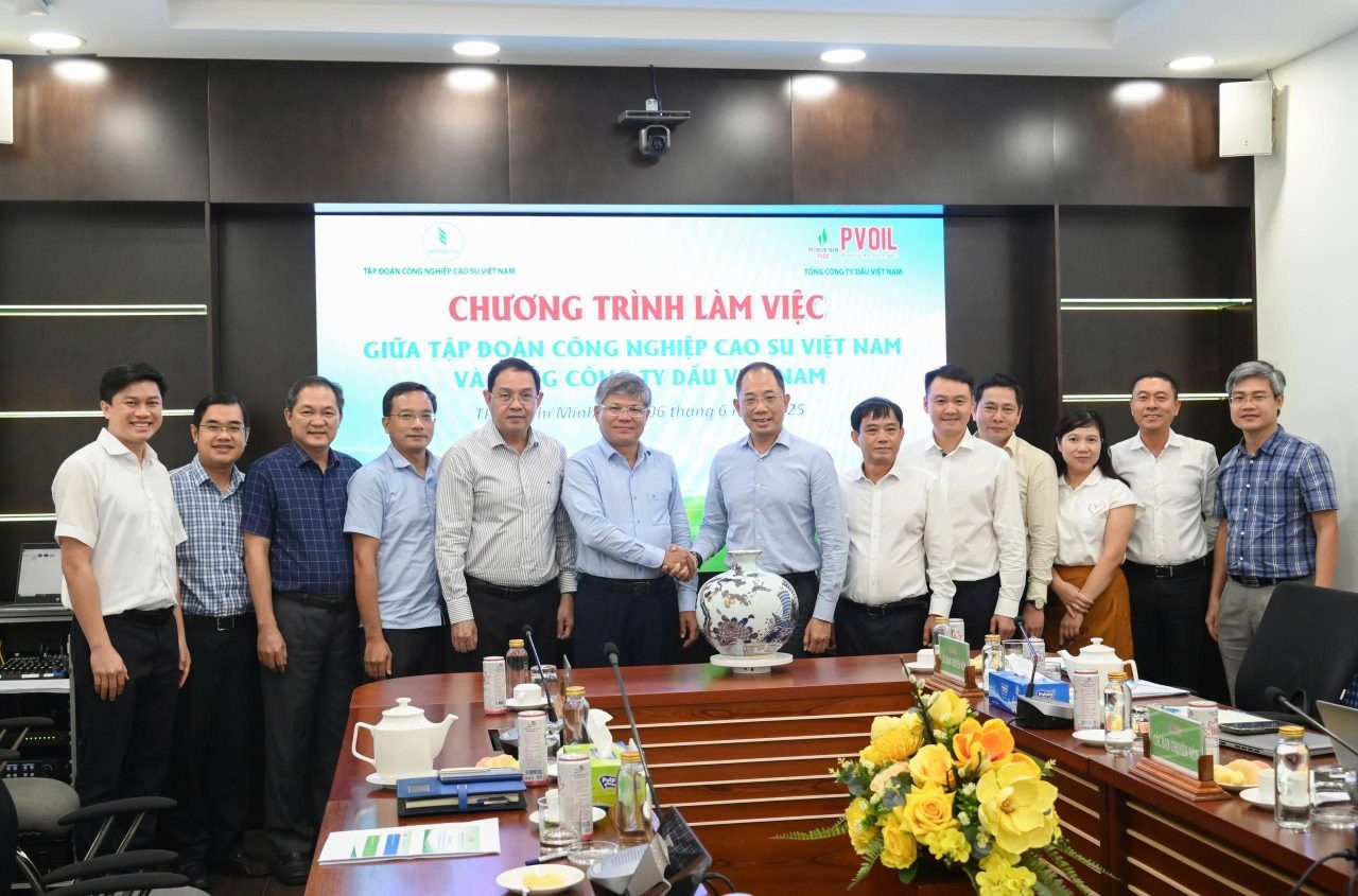 Lãnh đạo PVOIL tặng quà lưu niệm Lãnh đạo VRG