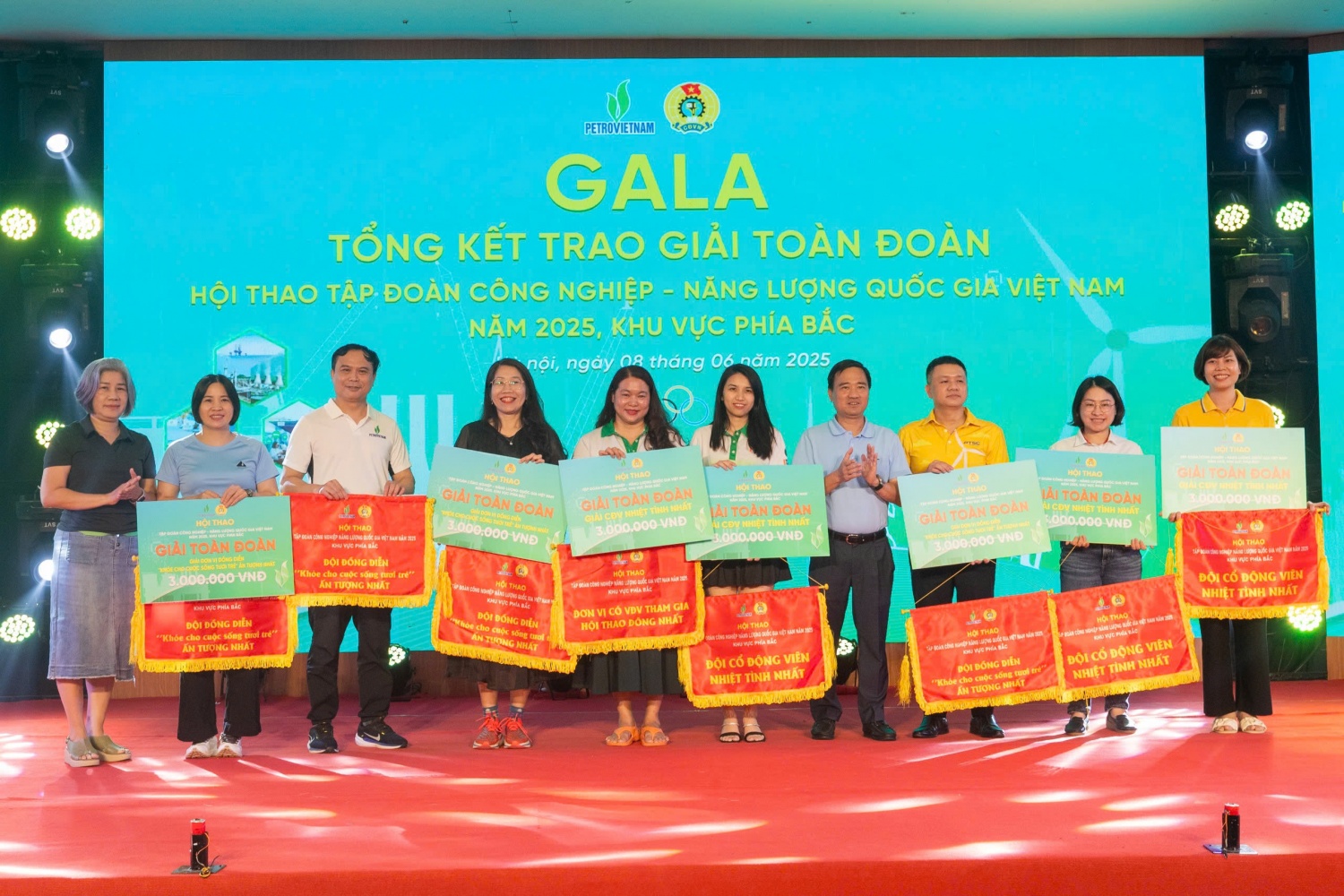 Lãnh đạo CĐ DKVN trao giải chuyên đề cho đại diện các đoàn VĐV.