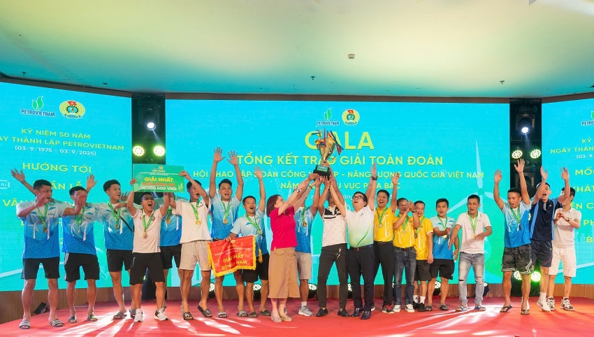 Đại biểu trao cúp và huy chương cho các vận động viên thi đấu môn bóng đá