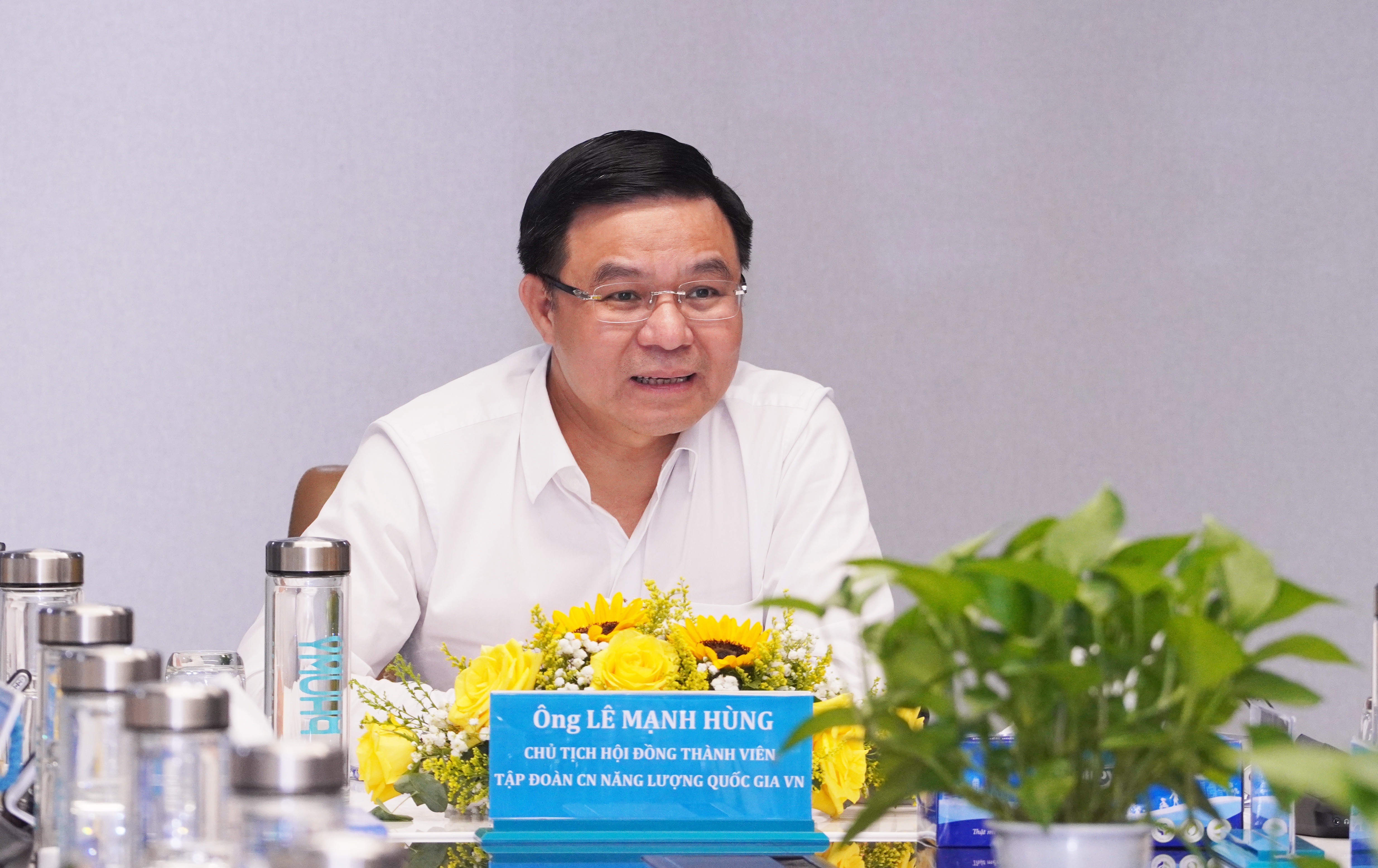 Chủ tịch HĐTV Petrovietnam Lê Mạnh Hùng đề nghị, PVFCCo - Phú Mỹ đánh giá lại toàn diện chiến lược trong bối cảnh mới, trong đó tập trung vào thị trường, nguyên liệu, sản phẩm và công nghệ lõi.