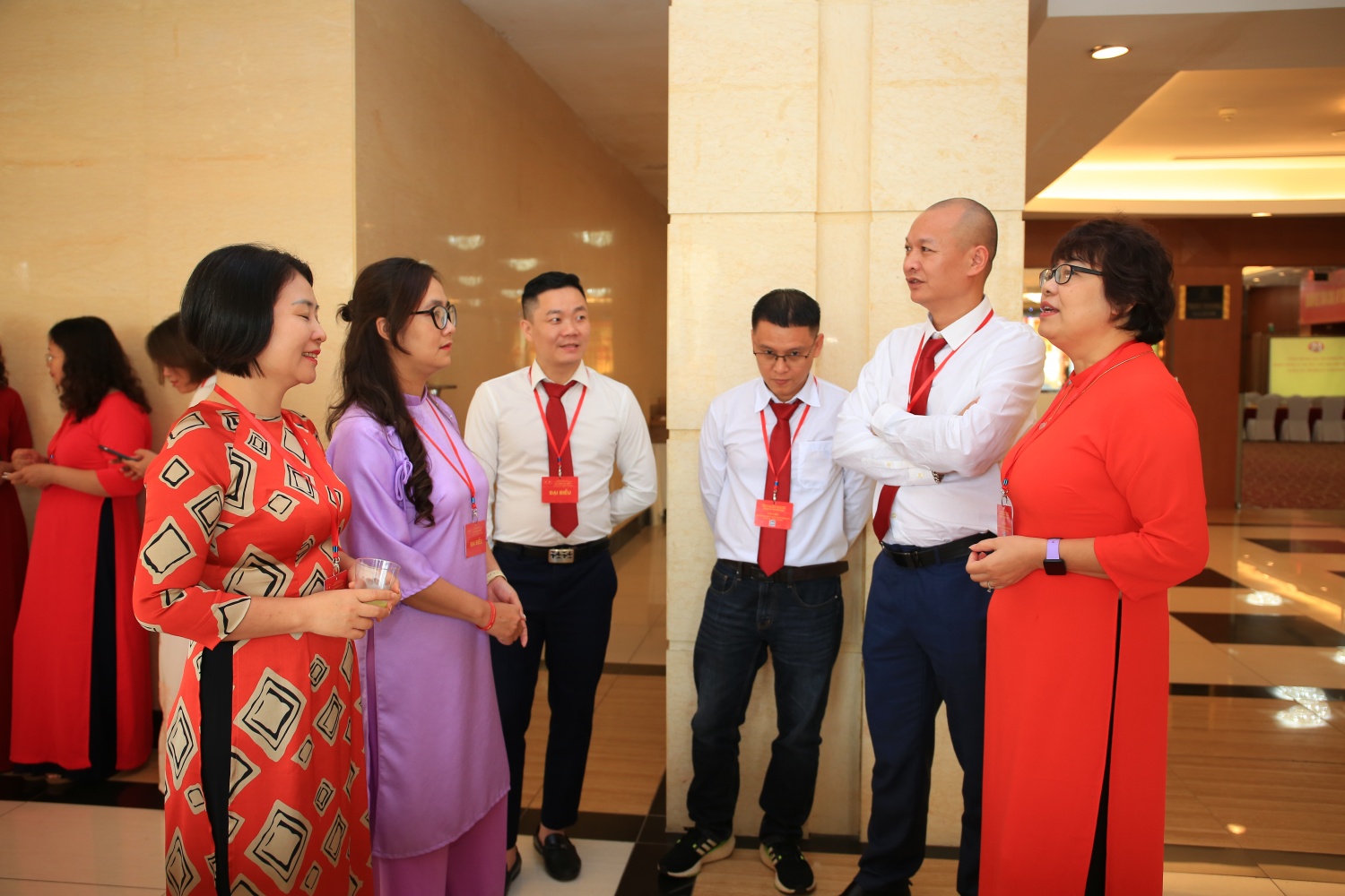 Cán bộ đảng viên PetroCons trao đổi bên lề Đại hội.