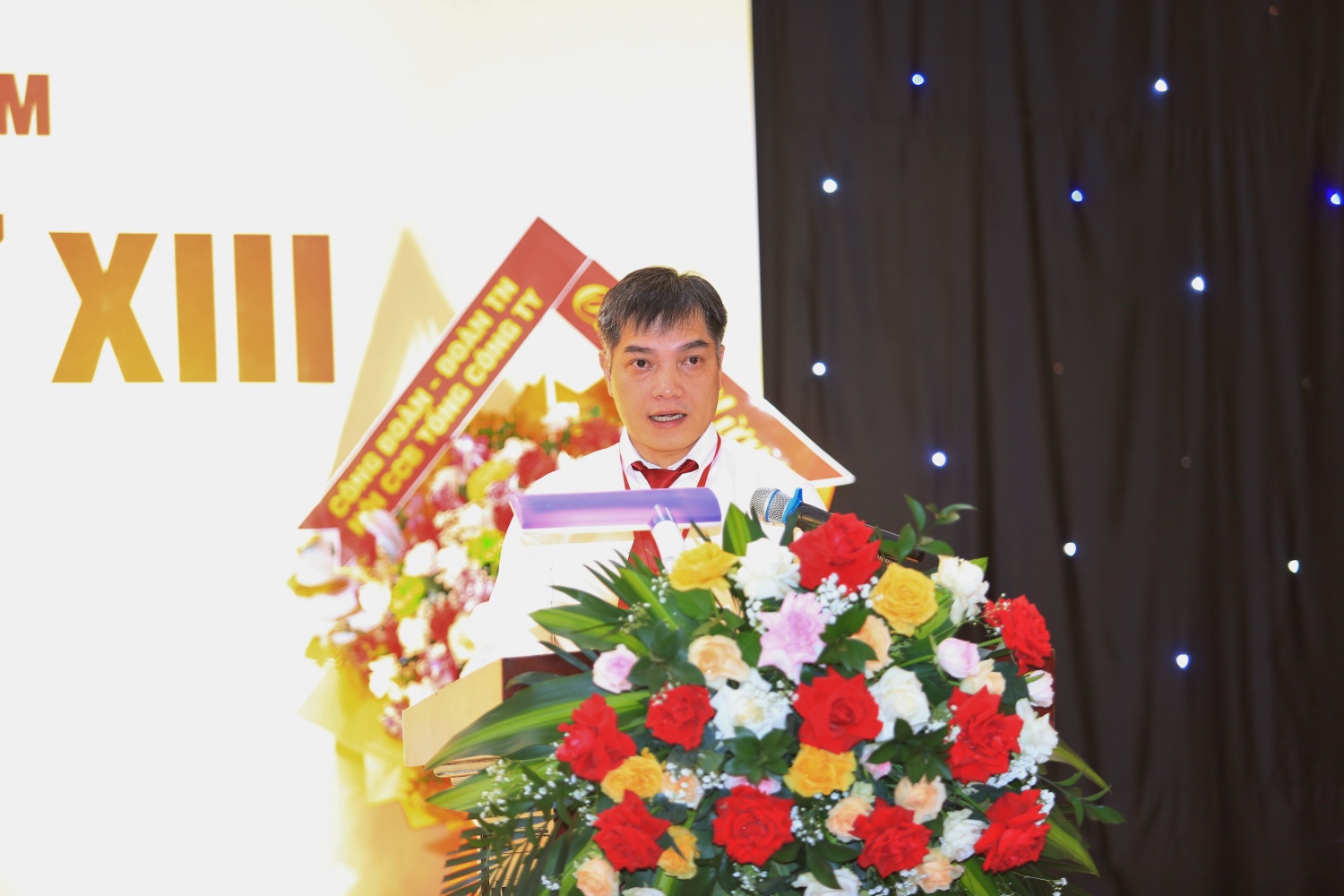 Bí thư Đảng ủy PetroCons Nghiêm Quang Huy báo cáo kết quả thực hiện nhiệm vụ nhiệm kỳ 2020-2025 và phương hướng nhiệm vụ nhiệm kỳ 2025-2030.