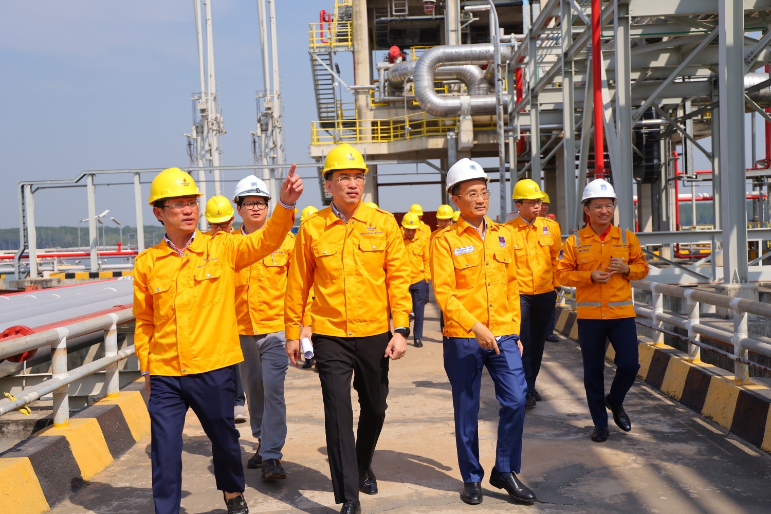Đồng chí Bí thư Đảng ủy và Ban lãnh đạo PV GAS thường xuyên theo sát và chỉ đạo mọi mặt hoạt động của Tổng công ty