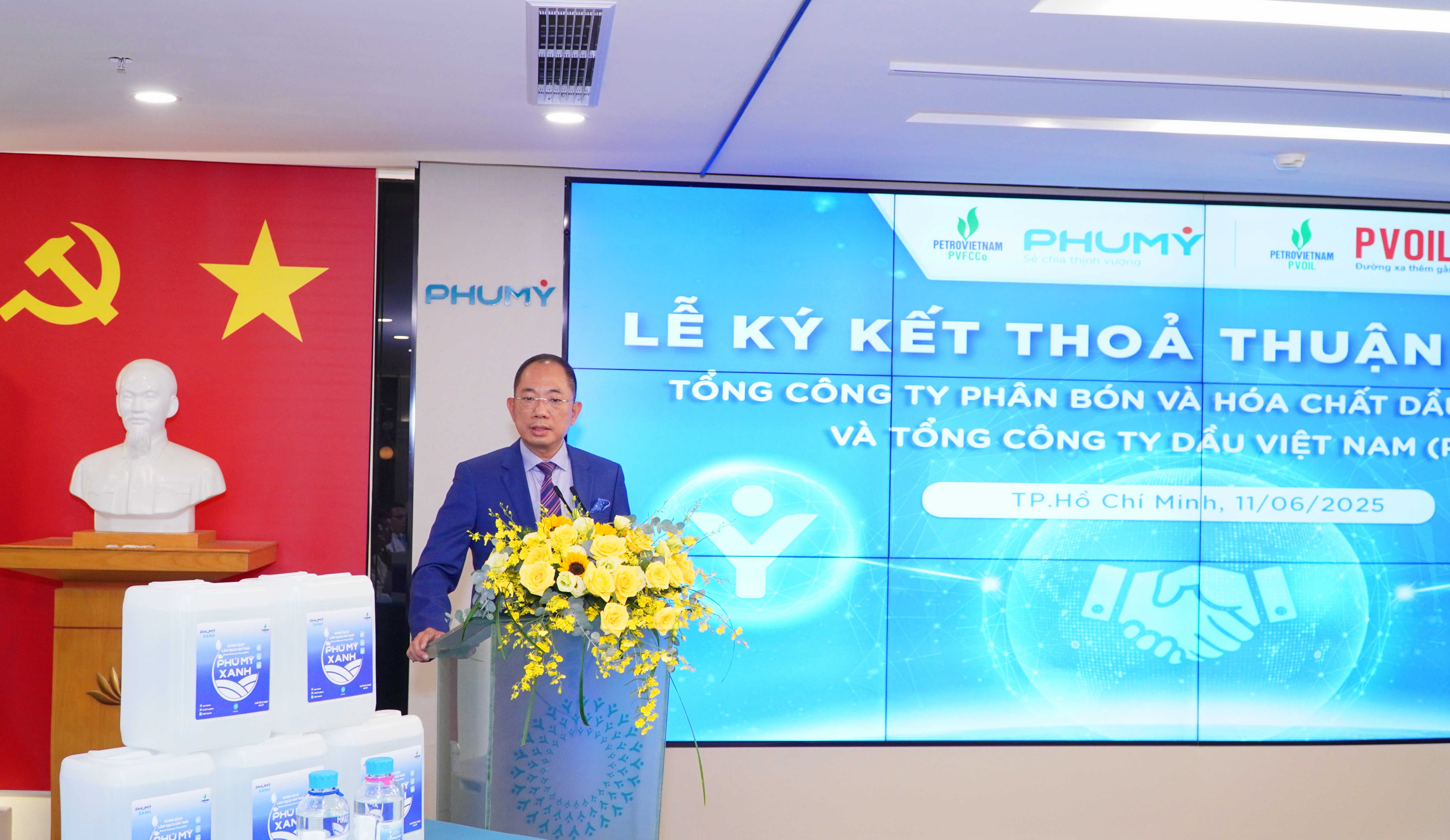 Ông Cao Hoài Dương, Chủ tịch HĐQT PVOIL chia sẻ, với hệ thống phân phối rộng khắp với gần 900 cửa hàng bán lẻ trên toàn quốc, PVOIL có khả năng đưa sản phẩm DEF/Phú Mỹ Xanh tiếp cận thị trường nhanh chóng, hiệu quả.