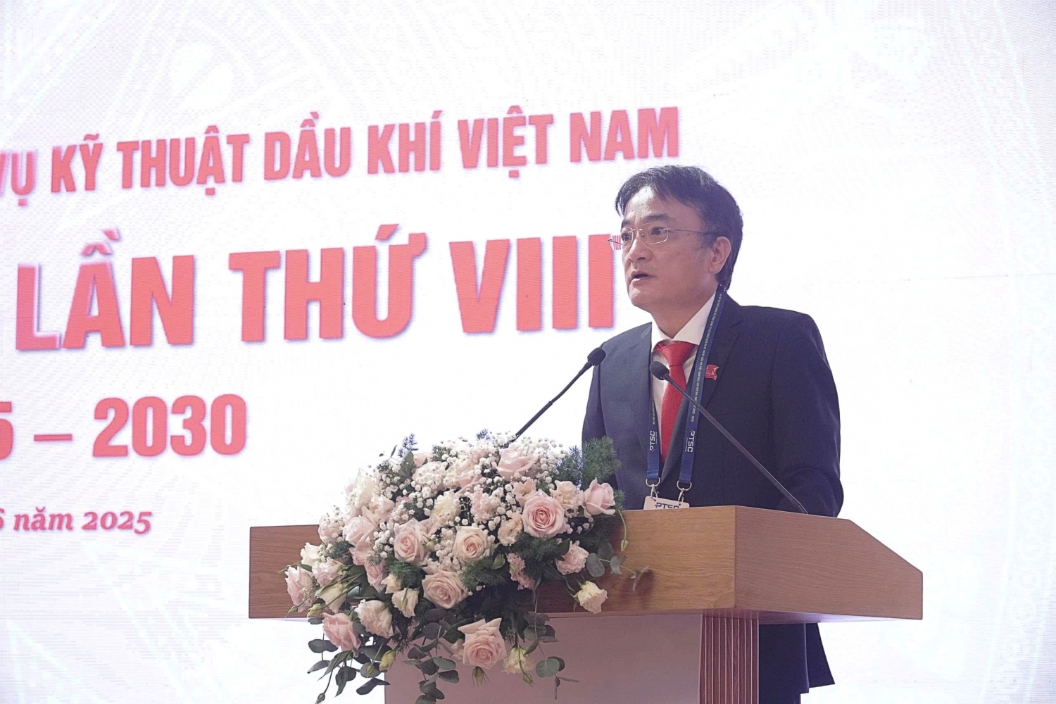Đồng chí Phan Thanh Tùng - Bí thư Đảng ủy, Chủ tịch HĐQT PTSC trình bày kết quả thực hiện Nghị quyết nhiệm kỳ 2020-2025