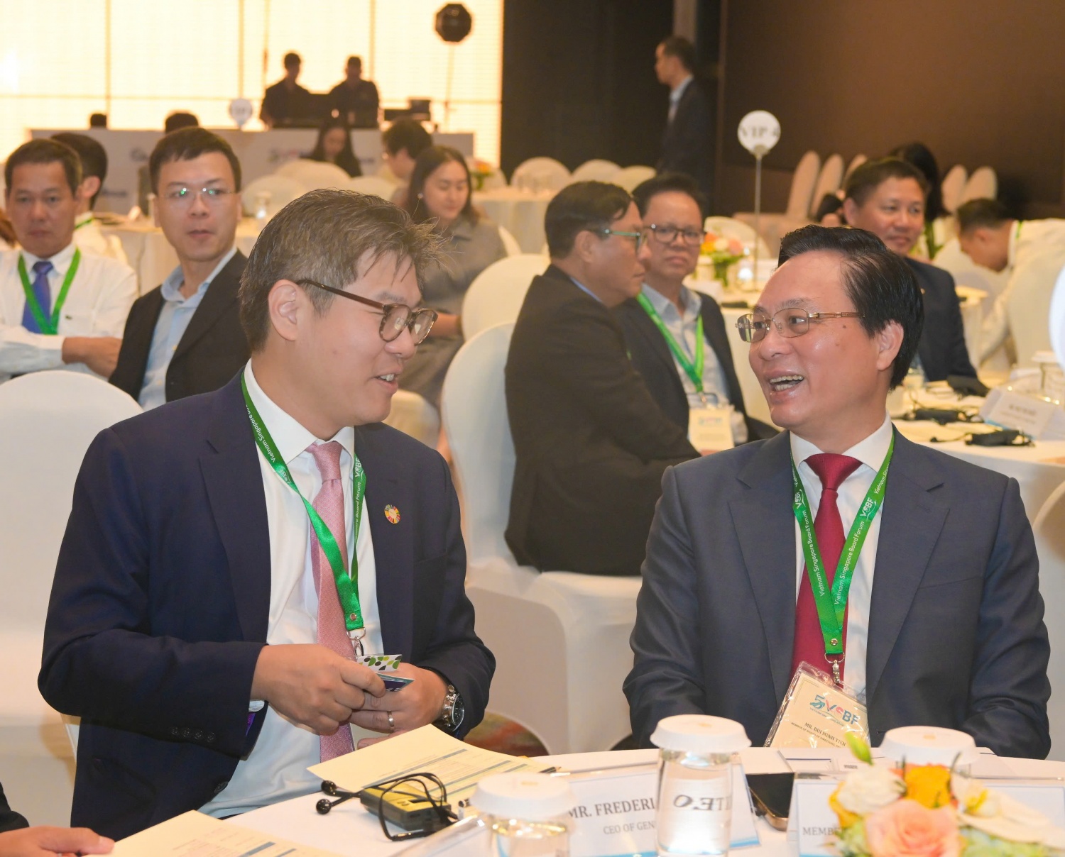 Thành viên HĐTV PetroVietnam Bùi Minh Tiến (bên phải) trao đổi cùng ông Frederick Teo, CEO GenZero