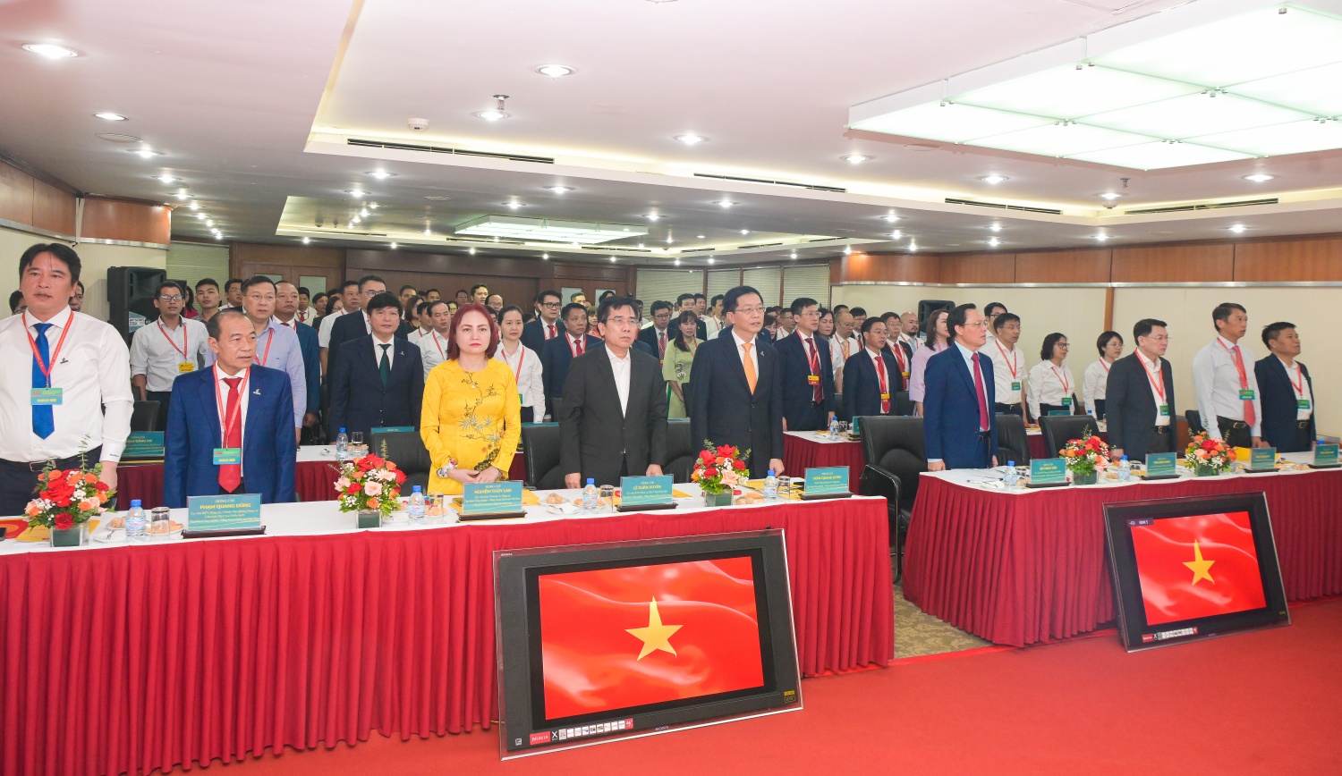 Các đại biểu thực hiện nghi lễ chào cờ
