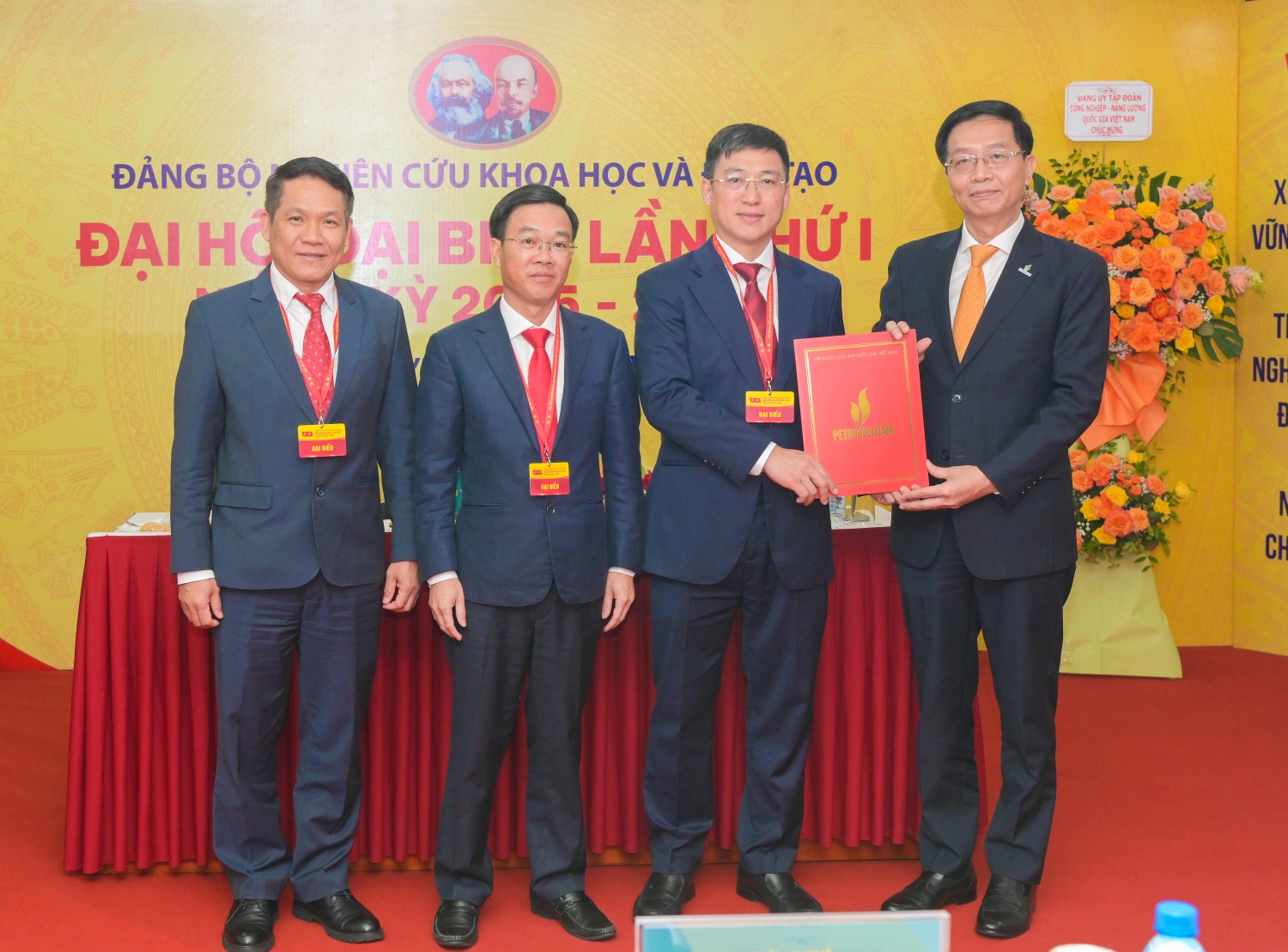 Đồng chí Trần Quang Dũng trao quyết định thành lập Đảng bộ Nghiên cứu khoa học và Đào tạo