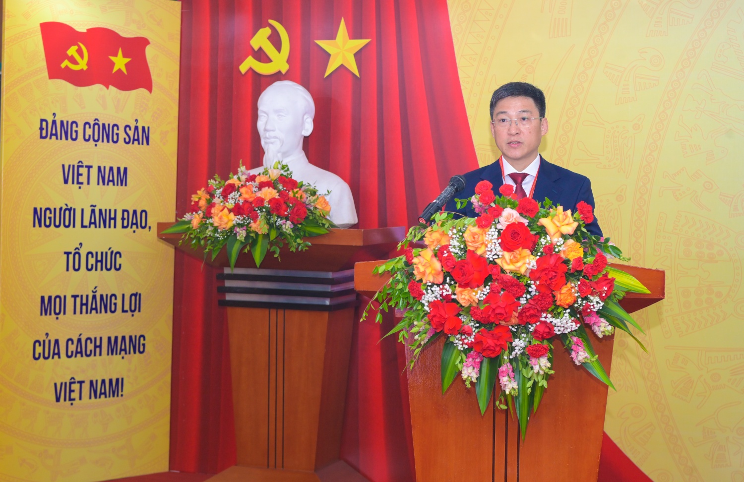 Đồng chí Phan Anh Minh - Bí thư Đảng ủy Nghiên cứu khoa học và Đào tạo phát biểu khai mạc đại hội.