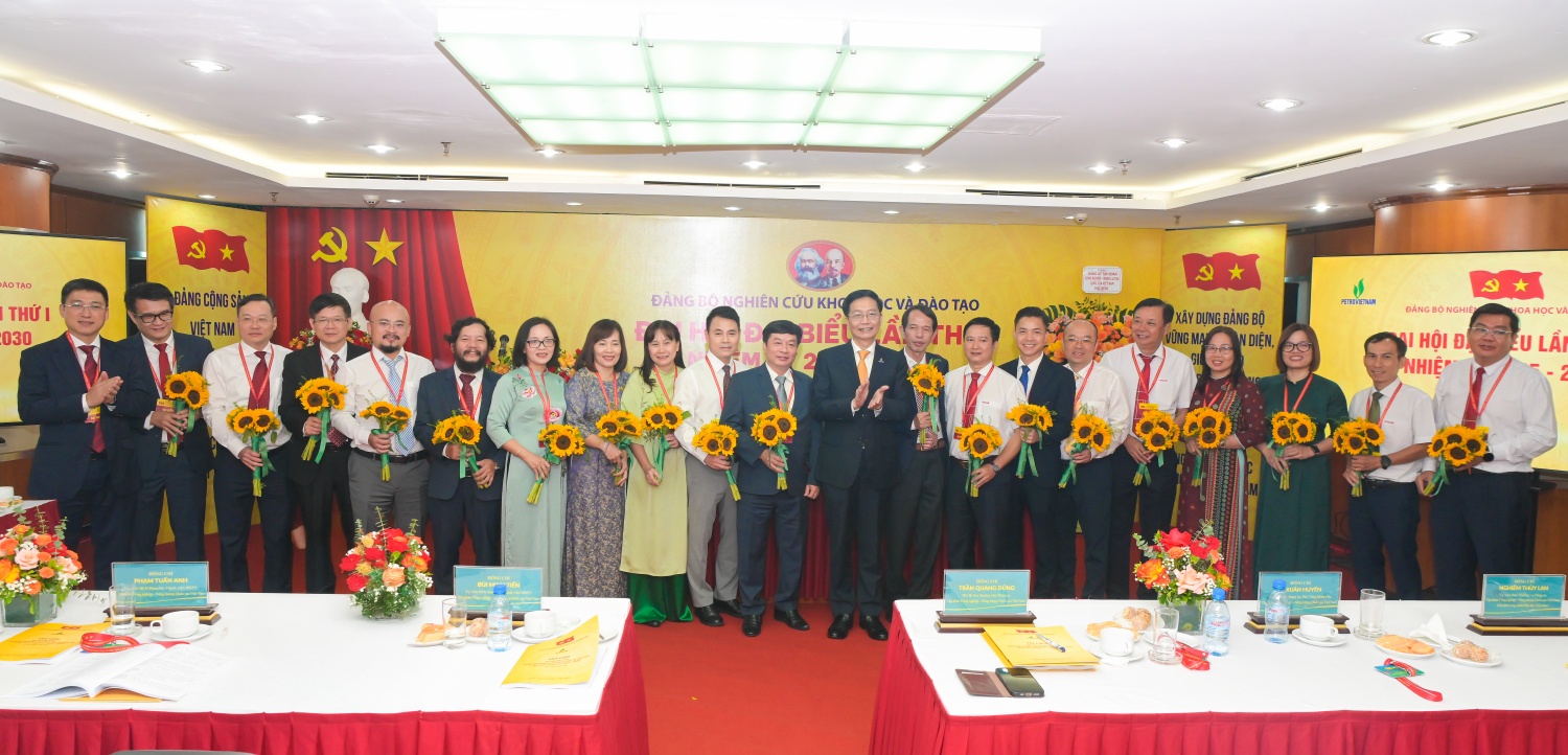Đảng bộ Nghiên cứu Khoa học và Đào tạo tri ân các đồng chí Ủy viên Ban Chấp hành không tái cử của 03 đơn vị.