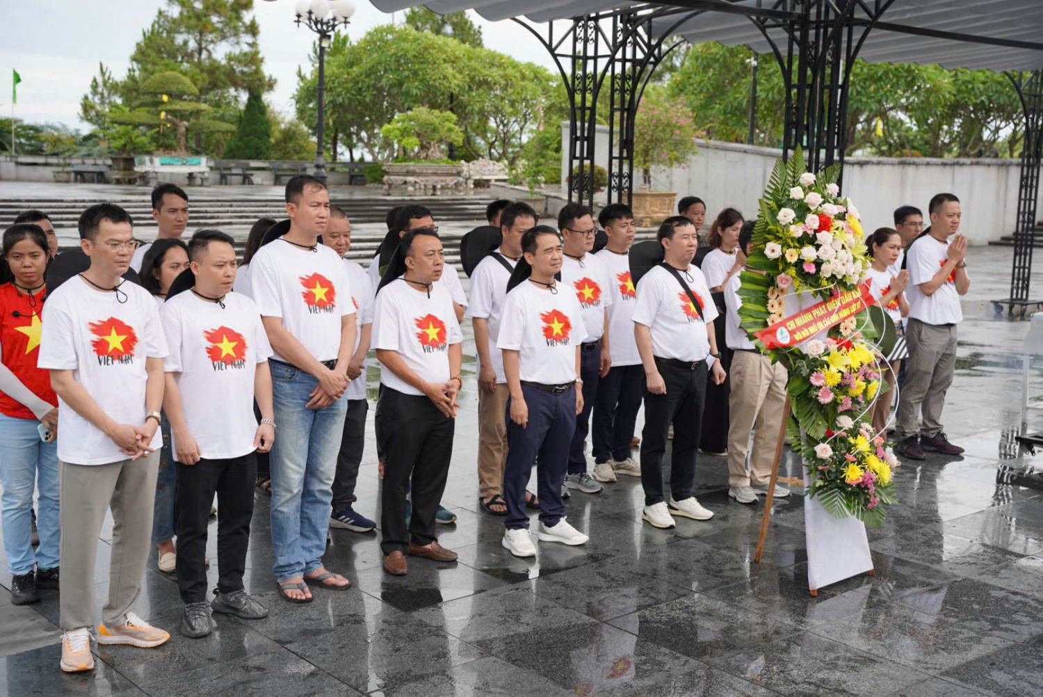 Đoàn công tác dâng hương và hoa tri ân tưởng nhớ tại Nghĩa trang Liệt sĩ Quốc gia Đường 9 và Nghĩa trang Liệt sĩ Quốc gia Trường Sơn.