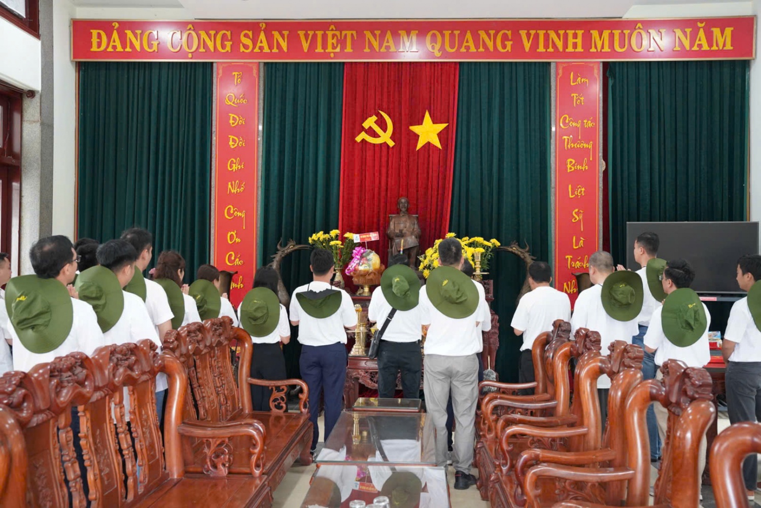 PVPGB: Hành trình về nguồn tri ân dọc các Đoàn công tác dâng hương và hoa tưởng niệm trước anh linh Đại tướng Võ Nguyên Giáp tại Vũng Chùa - Đảo Yến (Quảng Bình).