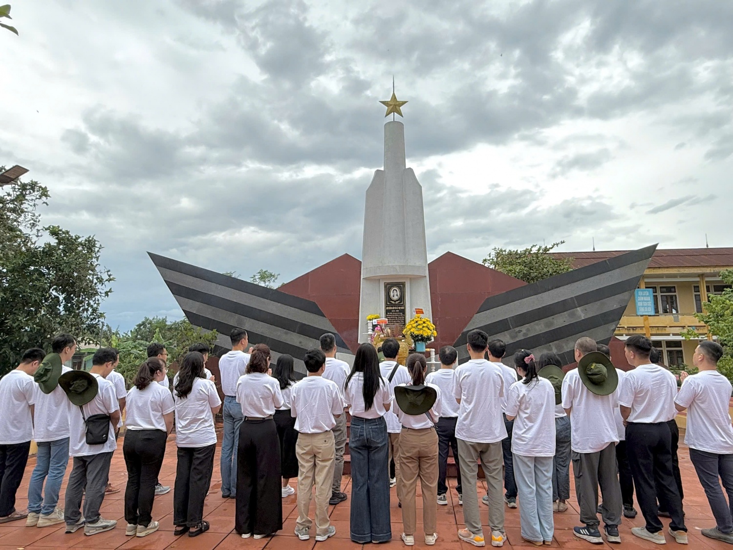 Đoàn công tác kính dâng hương và hoa trước đài tưởng niệm Liệt sĩ Anh hùng Lực lượng vũ trang Lê Thị Tuyết.