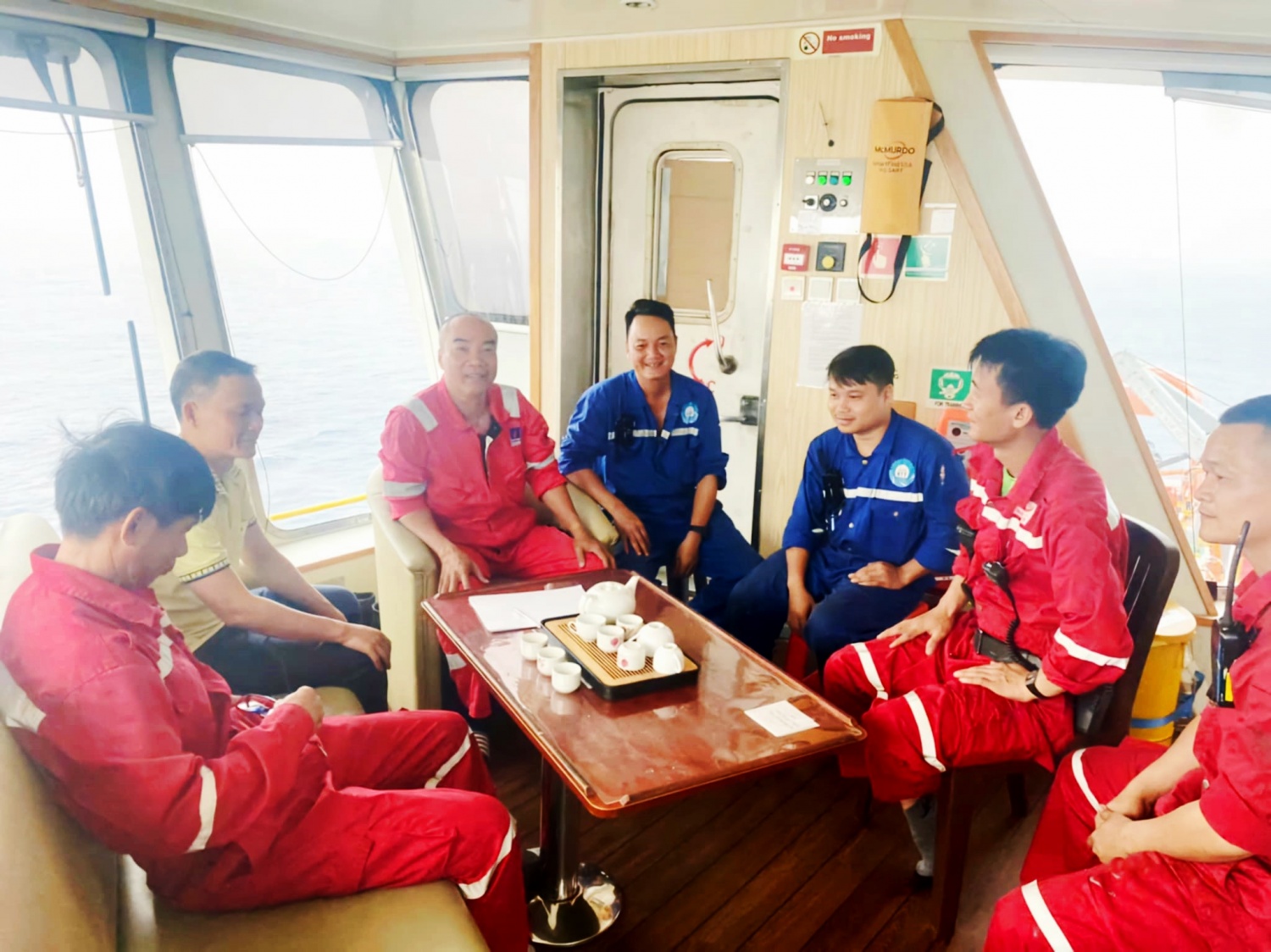 Giây phút nghỉ ngơi của kỹ sư Lê Phúc Tăng và đồng nghiệp.