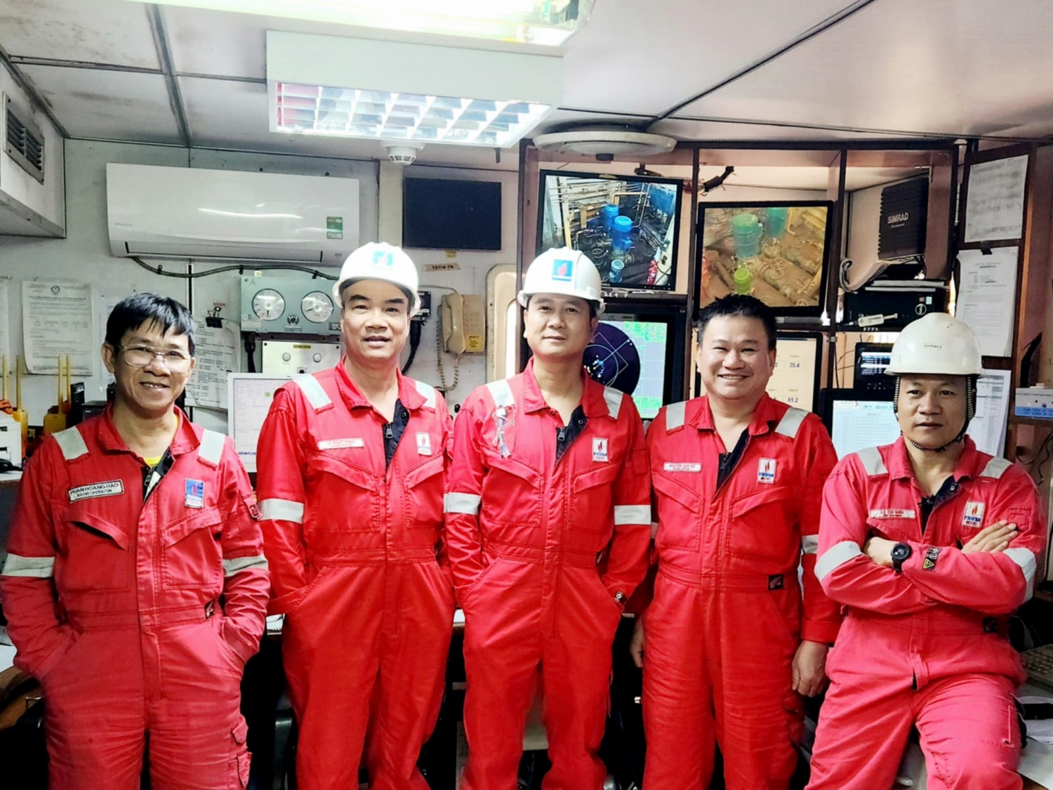 Anh Lê Phúc Tăng và đồng nghiệp trên tàu chứa dầu FSO ĐẠI HÙNG QUEEN