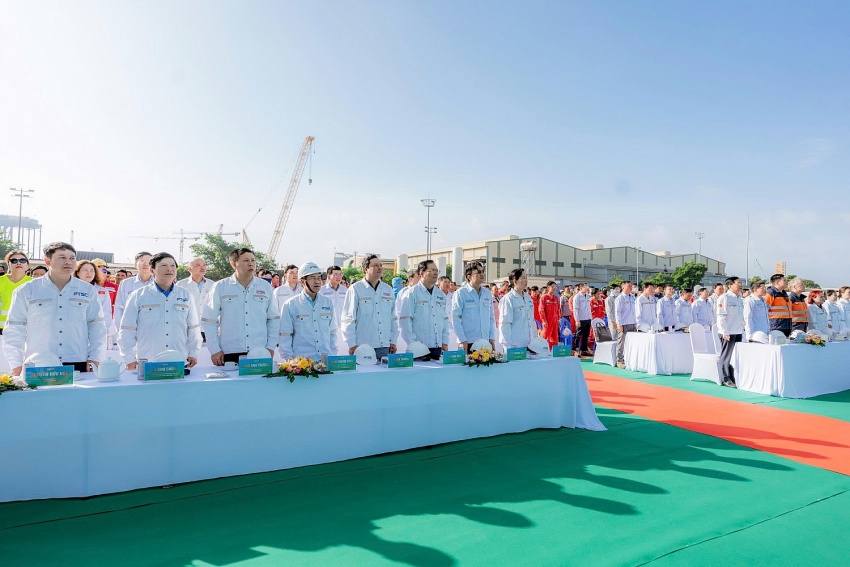 Các đại biểu thực hiện nghi lễ chào cờ tại sự kiện