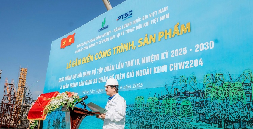 Đồng chí Lê Anh Chiến – Phó Trưởng ban phụ trách, Ban Tuyên giáo và Dân vận Đảng ủy Tập đoàn công bố Quyết định khen thưởng tập thể đã có đóng góp vào thành công của dự án.