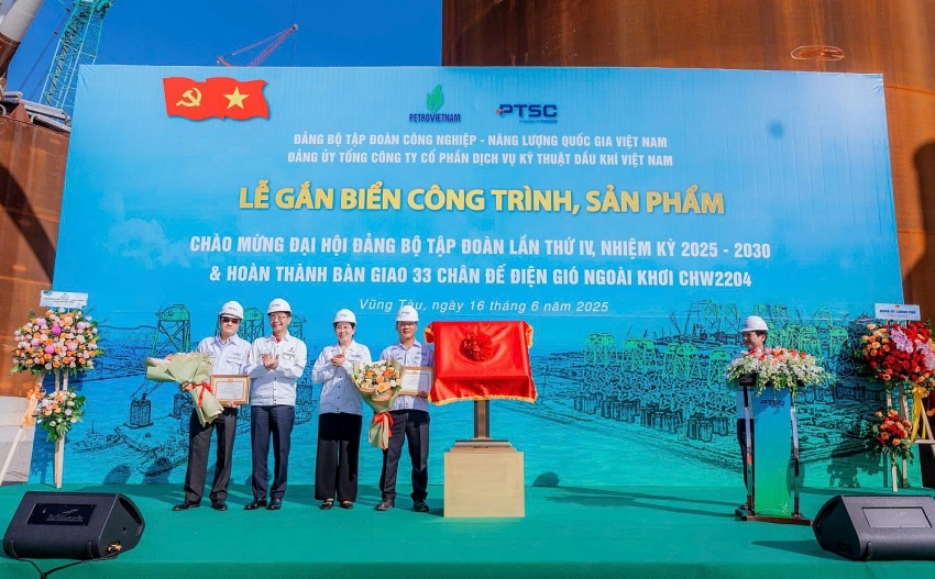 Đồng chí Lê Thị Thủy, Ủy viên Ban Chấp hành Trung ương Đảng, Phó Bí thư Đảng ủy Chính phủ và đồng chí Trần Quang Dũng, Phó Bí thư Thường trực Đảng ủy Petrovietnam trao quyết định và tặng hoa chúc mừng tập thể PTSC.