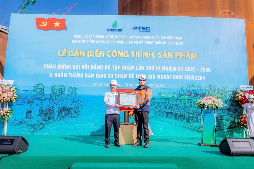 Đại diện Chủ đầu tư Orsted trao Giấy chứng nhận hoàn thành công trình cho đại diện PTSC.