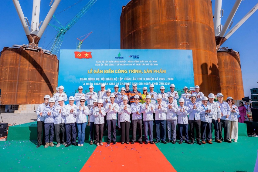 Các đại biểu tại lễ gắn biển công trình, sản phẩm chào mừng Đại hội Đảng bộ Petrovietnam và hoàn thành bàn giao 33 chân đế điện gió ngoài khơi CHW2204.