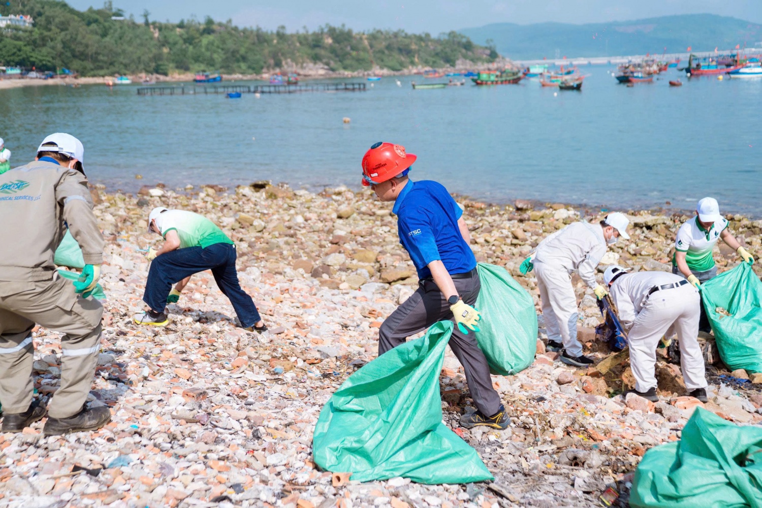 Gần 30 đoàn viên, thanh niên, người lao động PTSC Thanh Hóa cùng các đơn vị đồng hành triển khai các hoạt động làm sạch bờ biển và mặt nước vịnh Nghi Sơn.