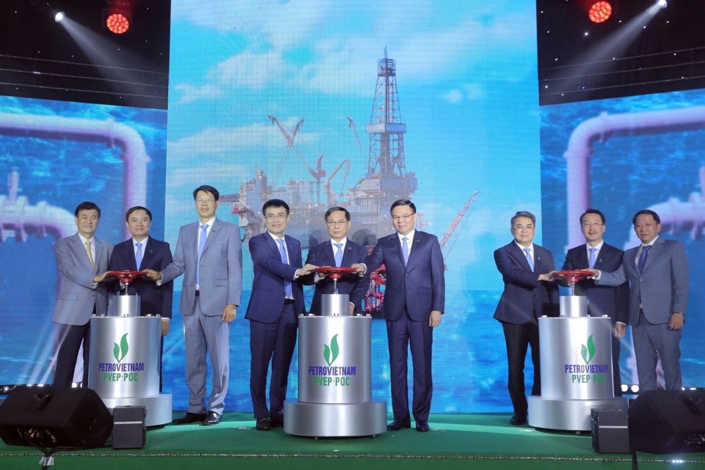 Phó Thủ tướng Bùi Thanh Sơn, Petrovietnam, PVEP, PVEP POC thực hiện nghi thức đón dòng dầu thương mại đầu tiên từ Dự án phát triển mỏ Đại Hùng giai đoạn 3